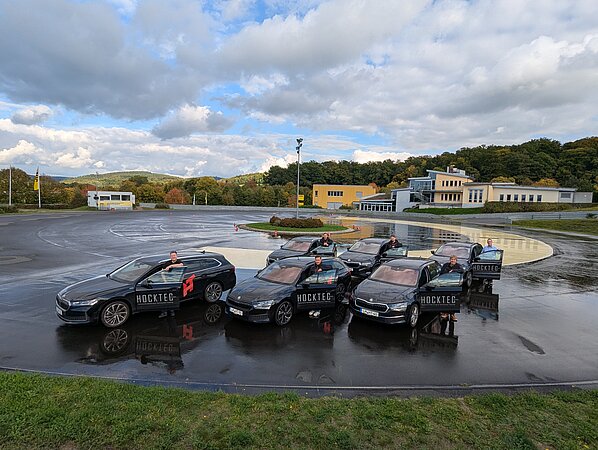 Gruppenbild hocktec VEFKs mit Firmenwagen
