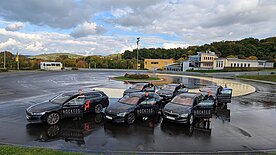 Gruppenbild hocktec VEFKs mit Firmenwagen