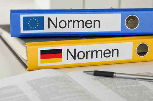 Aktenordner mit Normenbeschriftung