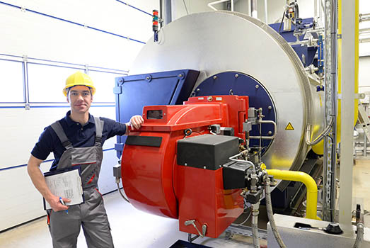 Elektrotechnische Anlage: Elektrische Maschine mit Bediener