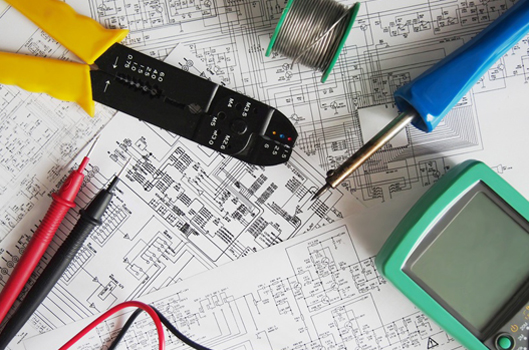 Symbolbild elektrotechnische Planung, Werkzeuge und Pläne