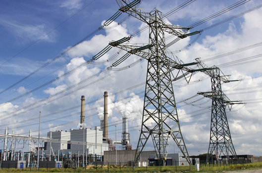 Freileitungsauskopplung aus Umspannwerk mit Kraftwerk im Hintergrund